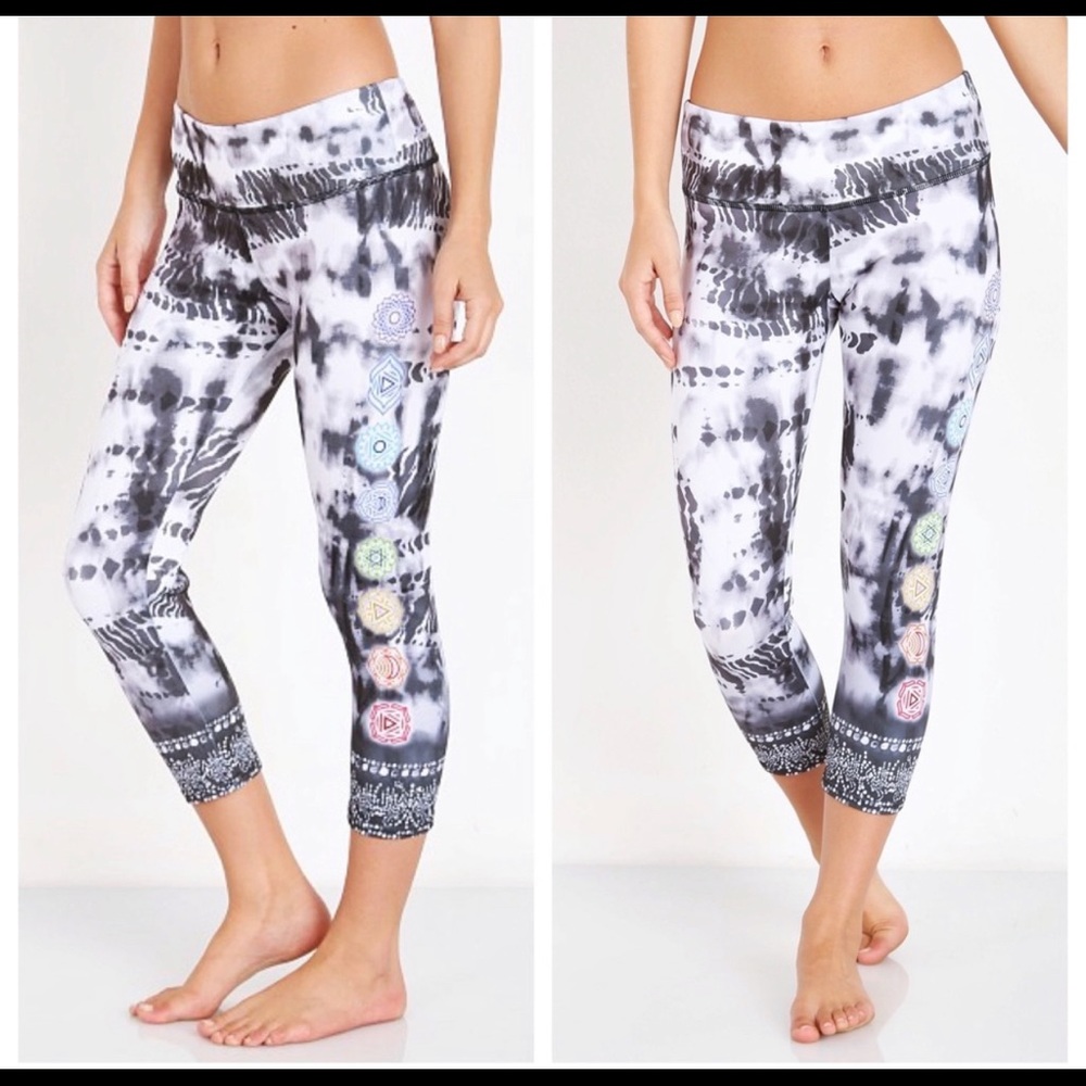 Onzie | Graphic Crop Leggings - Picture 1 of 8